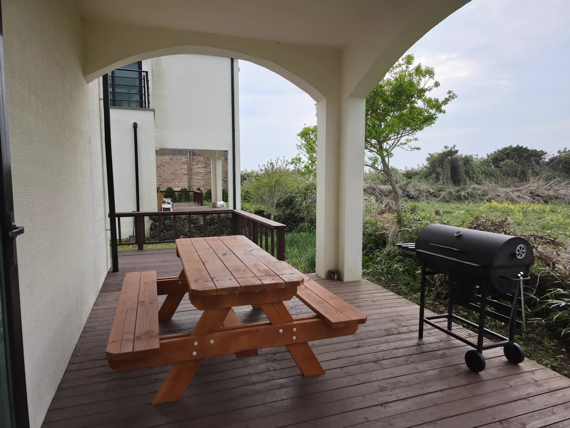Terrace picnic table and BBQ under the arched outdoor deck